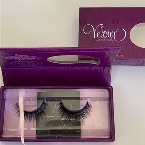VELOUR LASHES Strike A Pose